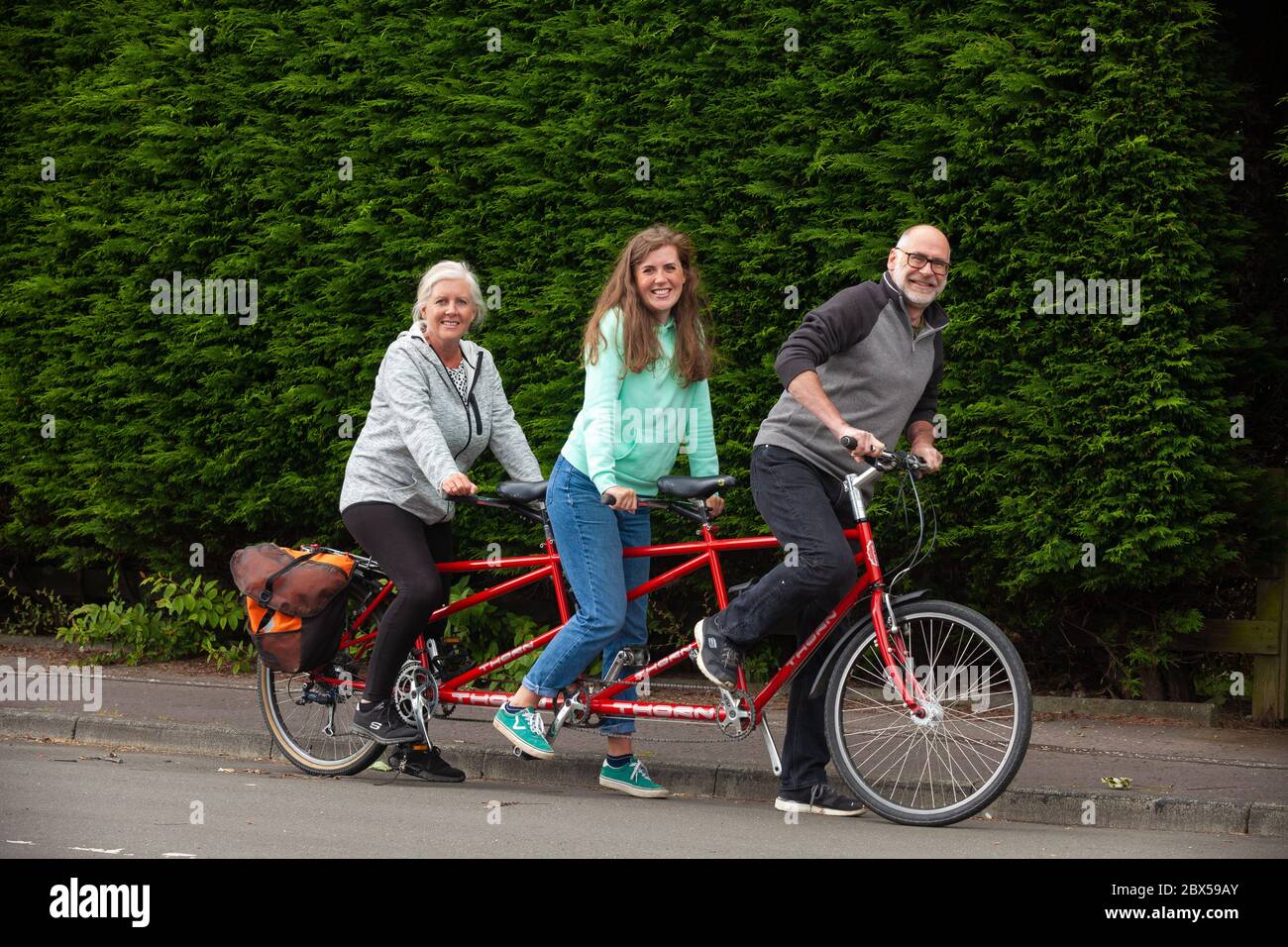 Dalgety Bay, Fife, Schottland. Juni 2020. Die Familie Watson (L-R Lynne, Emily, Brett) fährt ein Triplett Fahrrad in Vorbereitung für die National Cycle Week, die Samstag 6 Juni 2020 beginnt © Richard Newton / Alamy Live News Stockfoto