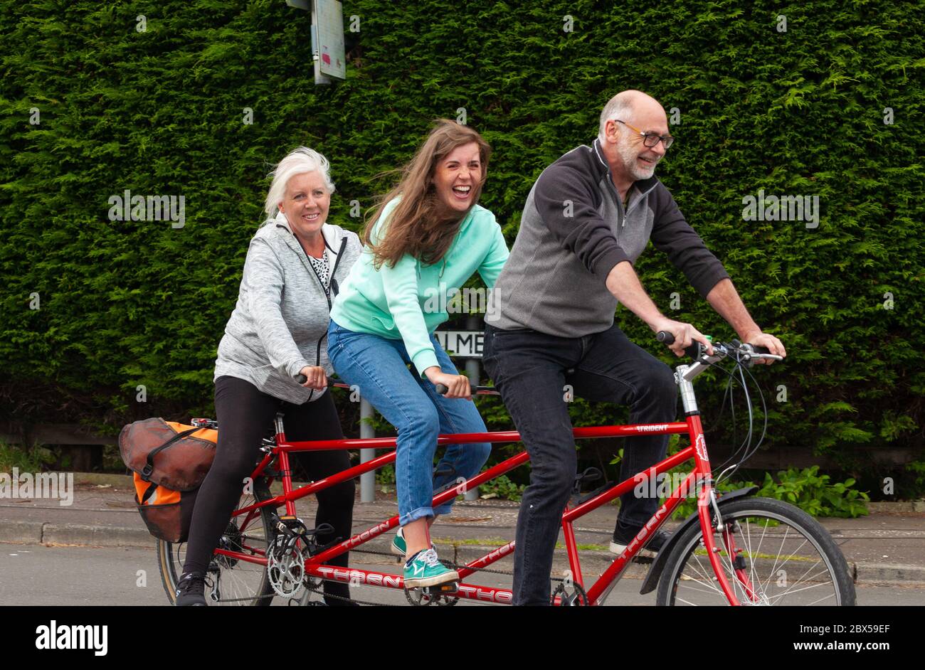 Dalgety Bay, Fife, Schottland. Juni 2020. Die Familie Watson (L-R Lynne, Emily, Brett) fährt ein Triplett Fahrrad in Vorbereitung für die National Cycle Week, die Samstag 6 Juni 2020 beginnt © Richard Newton / Alamy Live News Stockfoto