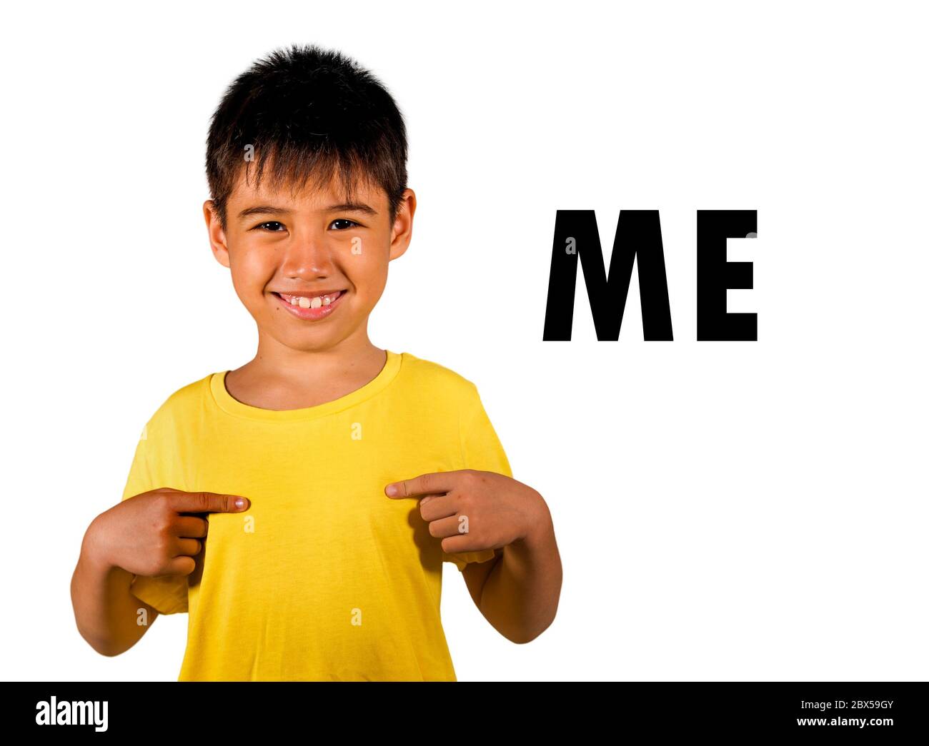 Englische Sprachkarte mit 8-jährigem Kind, das mit den Fingern auf sich zeigt und das Wort MICH auf weißem Hintergrund als Teil der Schule isoliert Stockfoto