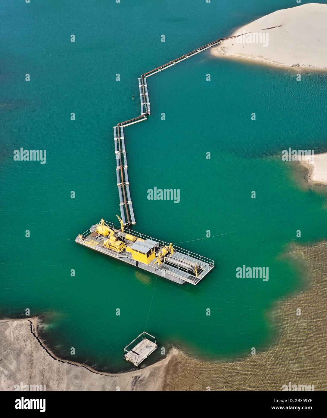 Luftaufnahme eines Saugbaggers in einem Nassbergbau mit angeschlossener Pipeline Stockfoto