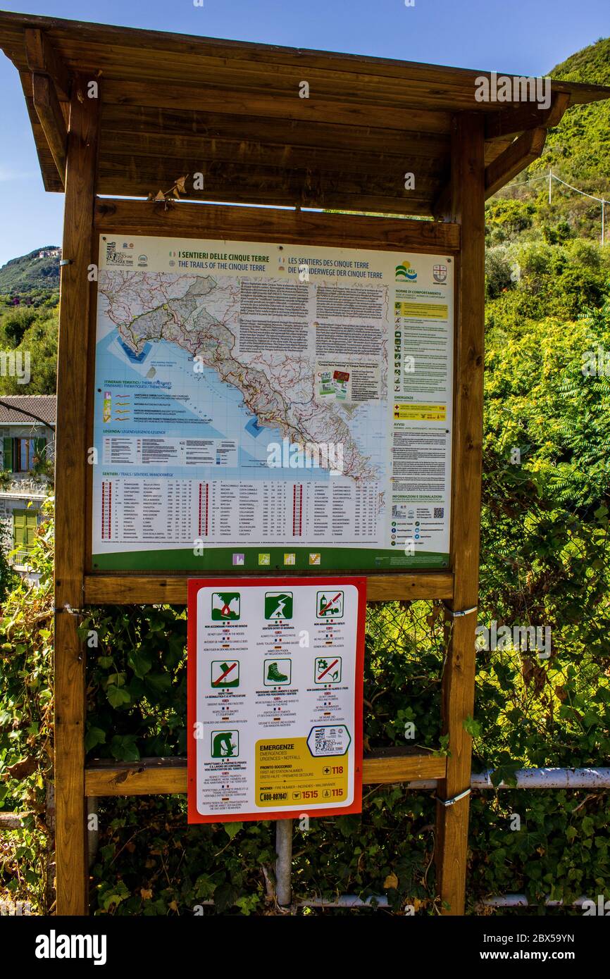 Cinque Terre, Italien - 8. Juli 2017: Verpflegung mit Wanderkarte und Wegweisern, die die Regeln für die Wanderung von Corniglia nach Vernazza erklären Stockfoto