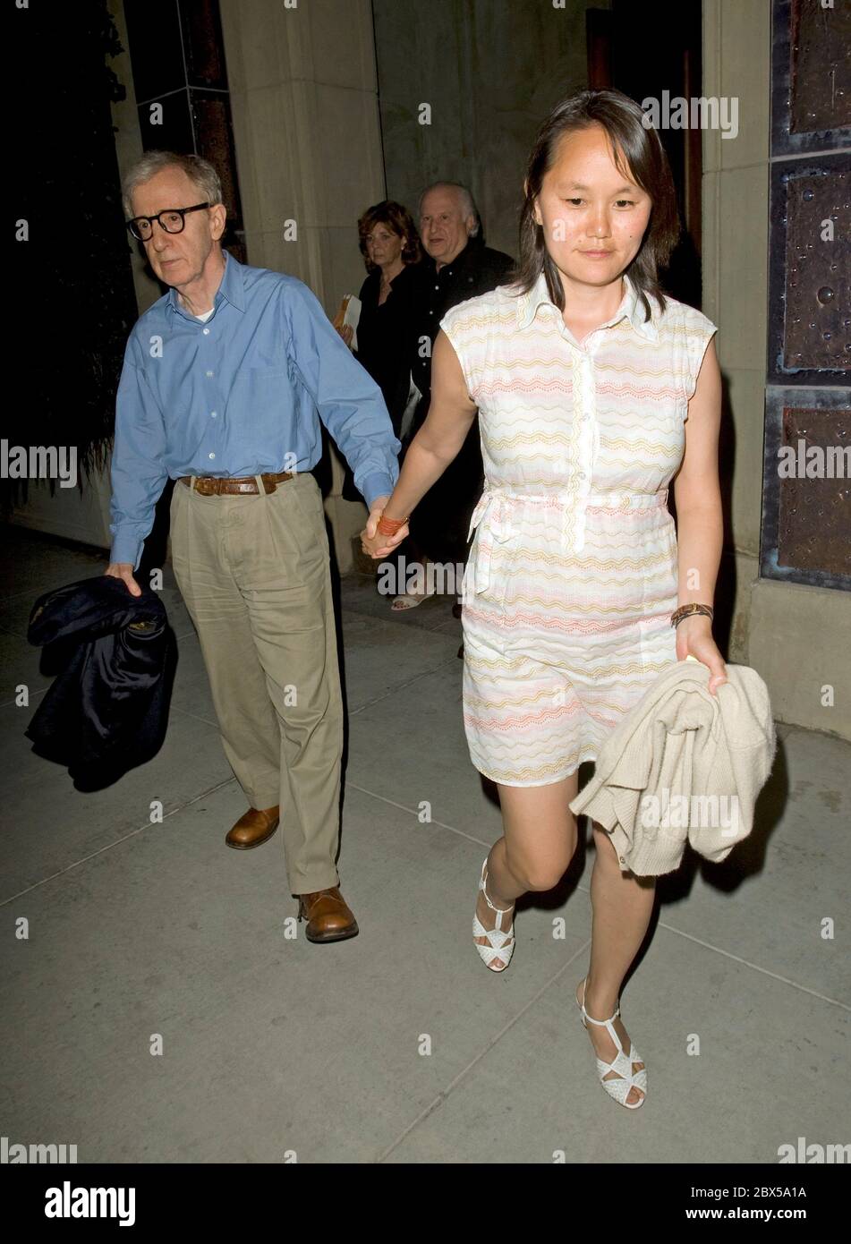 Woody Allen und seine Frau Soon-Yi verlassen das Spagos Restaurant in Beverly Hills, Kalifornien. August 2009 Stockfoto