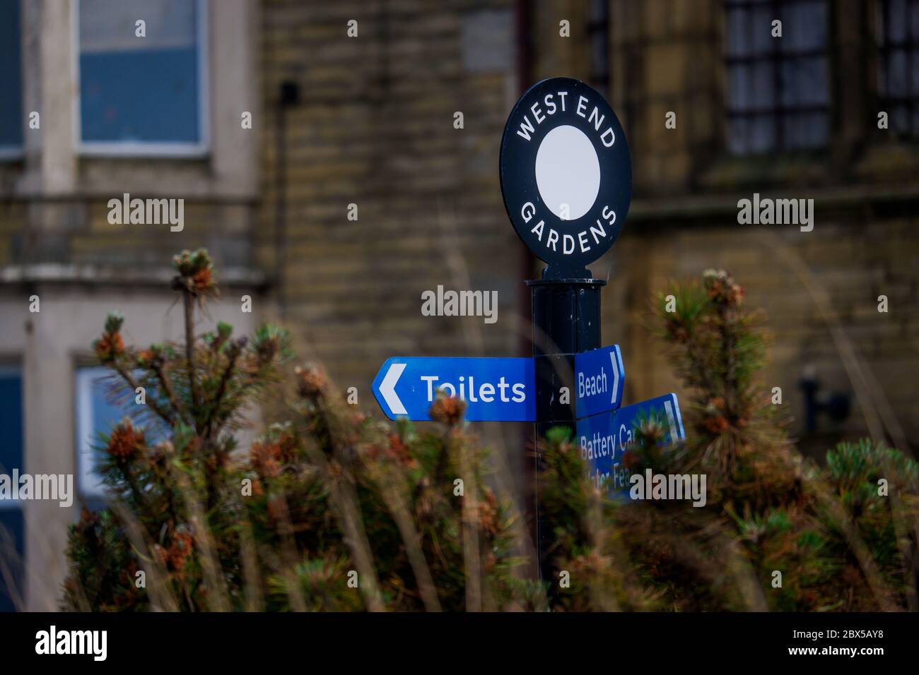Straßenschild auf der Straße mit Hinweis auf West End Garden Morecambe Stockfoto