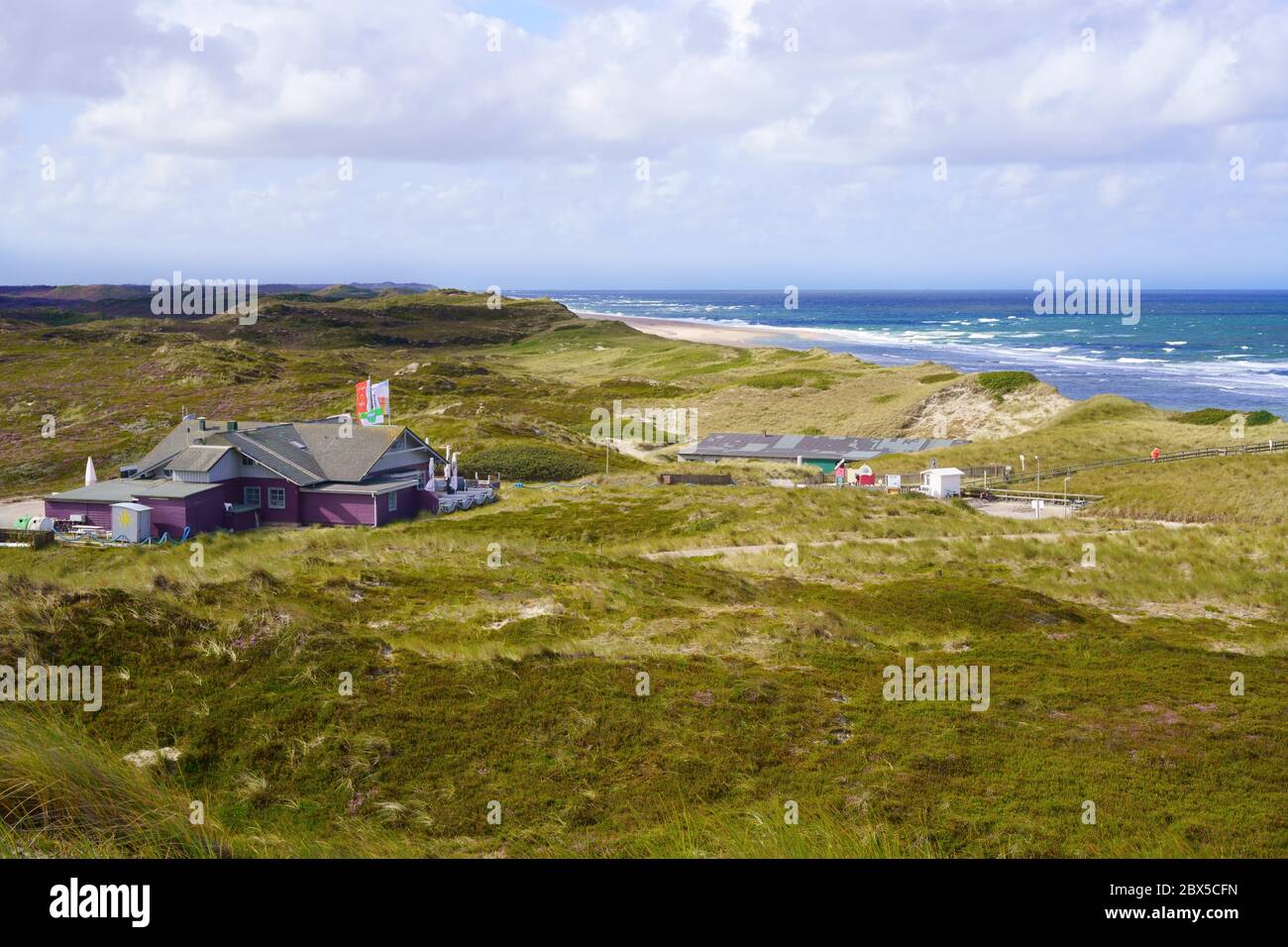 LISTE AUF SYLT, SYLT, DEUTSCHLAND - 16. AUGUST 2019: Wunderschöne Sylter Küste und Wonnemeyer Restaurant. Stockfoto