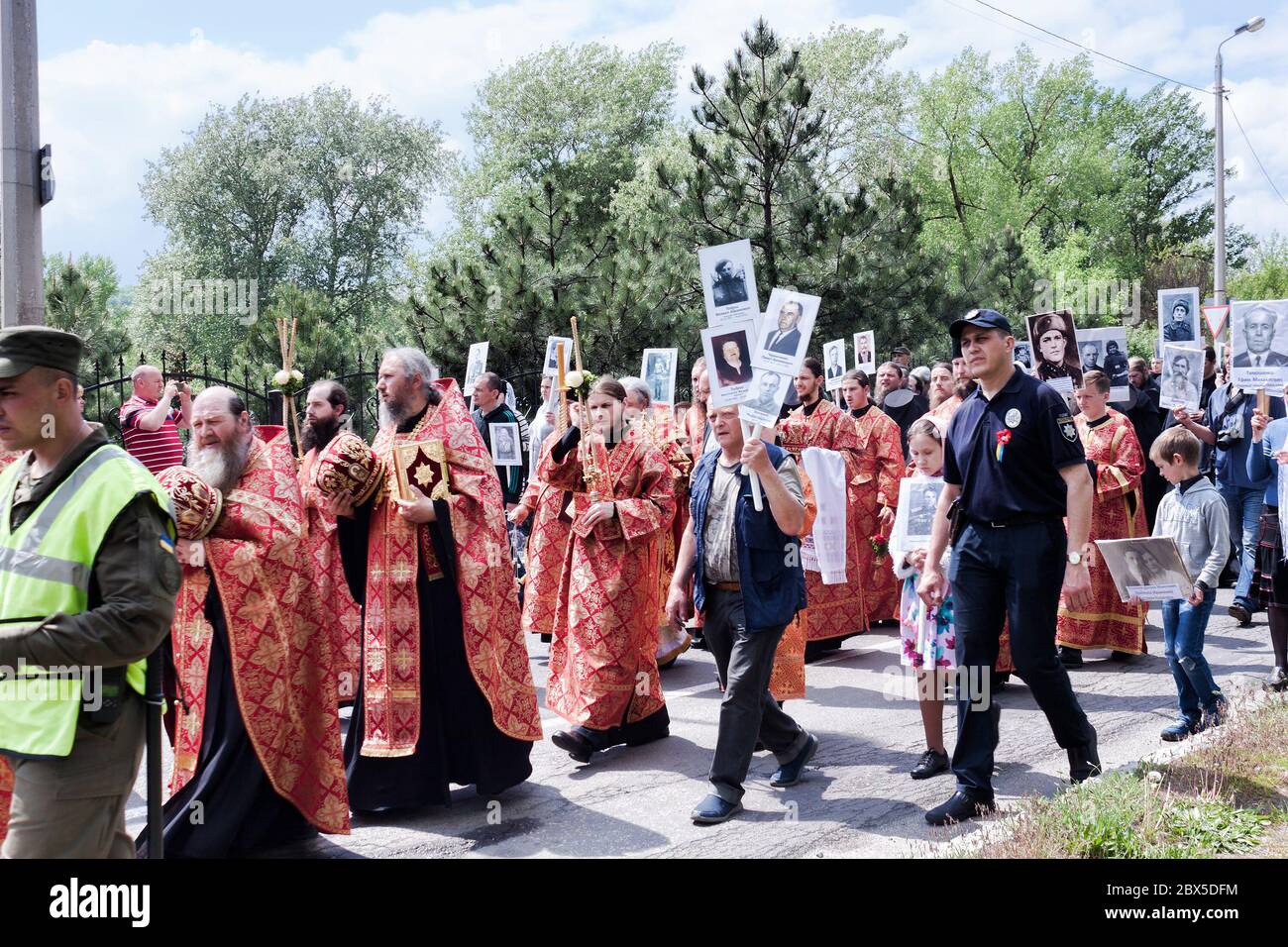 SVIATOHIRSK, UKRAINE - 9. MAI 2019: Die Prozession zum Swjatohirsk Lavra in Erinnerung an die im Zweiten Weltkrieg Getöteten Stockfoto