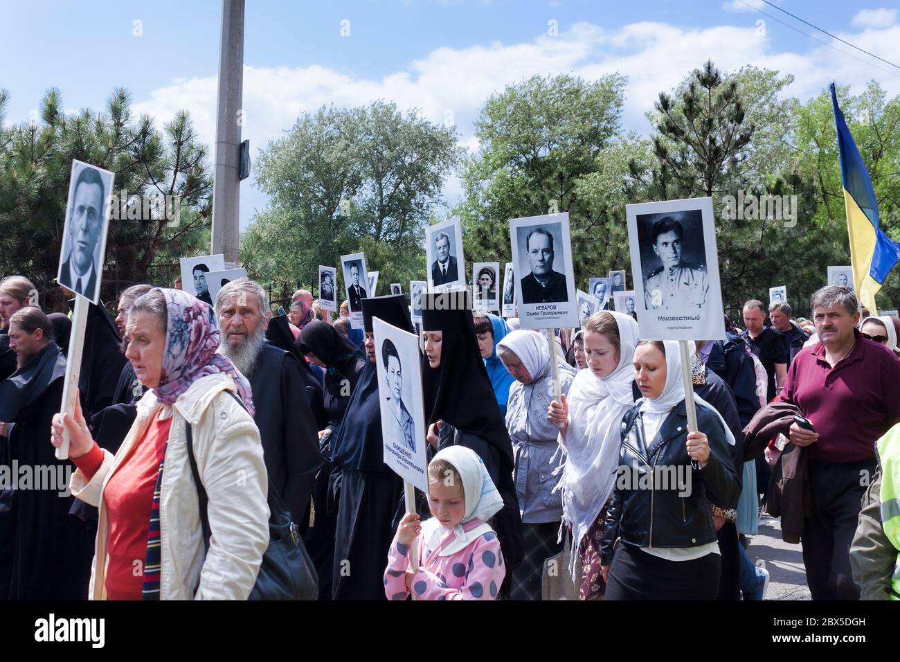 SVIATOHIRSK, UKRAINE - 9. MAI 2019: Die Prozession zum Swjatohirsk Lavra in Erinnerung an die im Zweiten Weltkrieg Getöteten Stockfoto