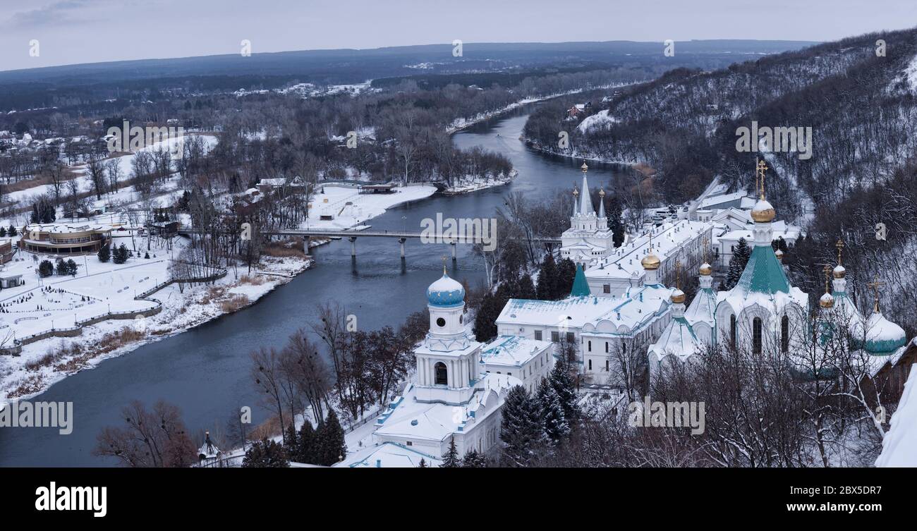 Swjatohirsk Lavra am Ufer der Seversky Donets im Winter. Draufsicht. Dezember Stockfoto