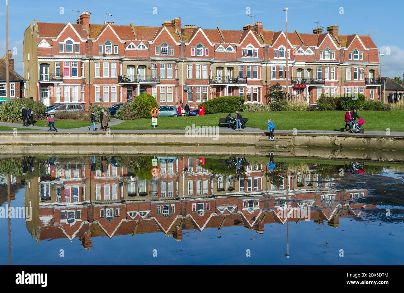Viktorianische Reihenhäuser mit Spiegelungen in See in Littlehampton, West Sussex, England, Großbritannien. Viktorianisches Gehäuse Großbritannien. Stockfoto