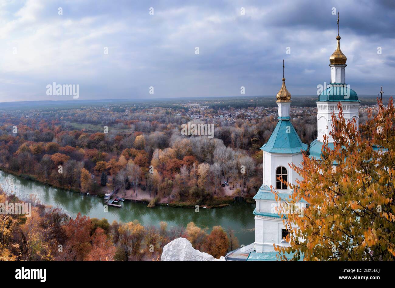 Panoramablick von der Aussichtsplattform auf die Sviatohirsk St. Nikolaus-Kirche und Siversky Donets. Herbst, Oktober Stockfoto