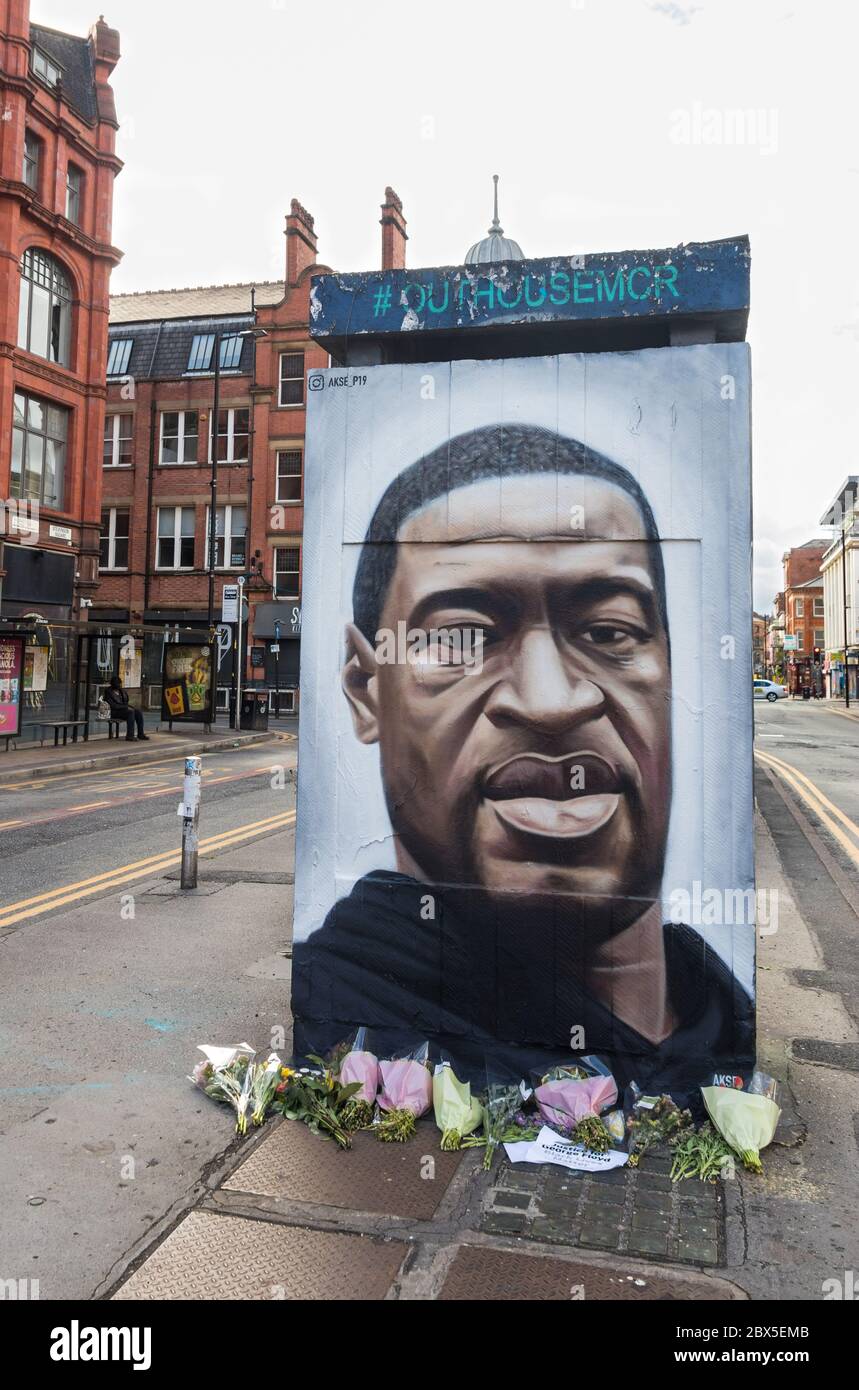 Black Lives Matter - Tribute gemaltes Wandbild des Straßenkünstlers Akse of George Floyd im Northern Quarter, Manchester, England Stockfoto