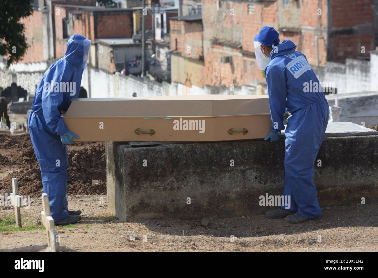 RIO DE JANEIRO,BRASILIEN,JUNI,04,2020: Beerdigung eines Covid-19-Opfers, Coronavirus. Totengräber in Spezialkleidung, um Kontaminationen am inha zu vermeiden Stockfoto