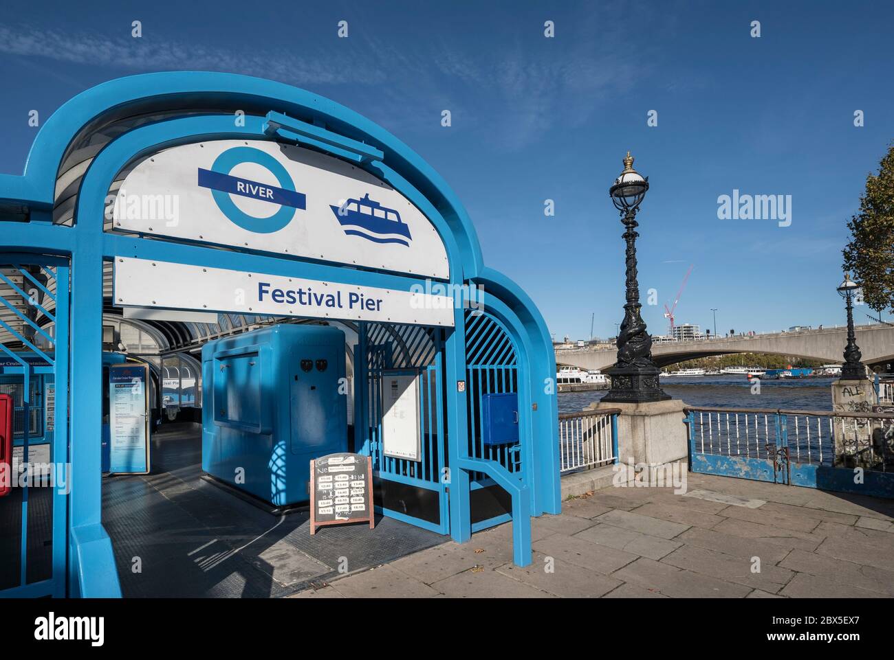 Eintritt zum Festival Pier Bootstop an der Themse, London, England. Stockfoto