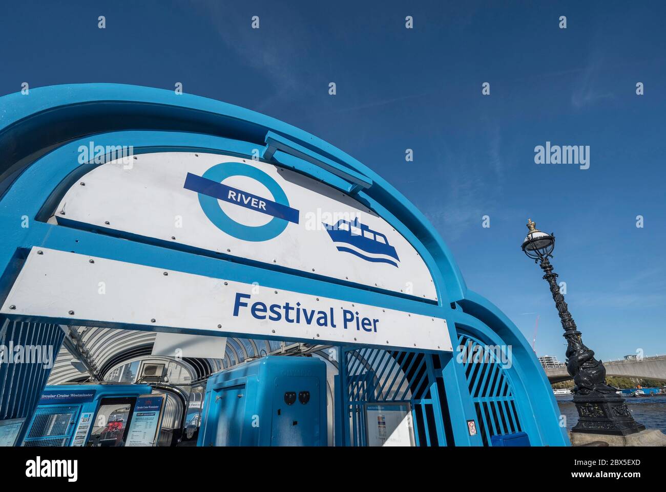 Eintritt zum Festival Pier Bootstop an der Themse, London, England. Stockfoto