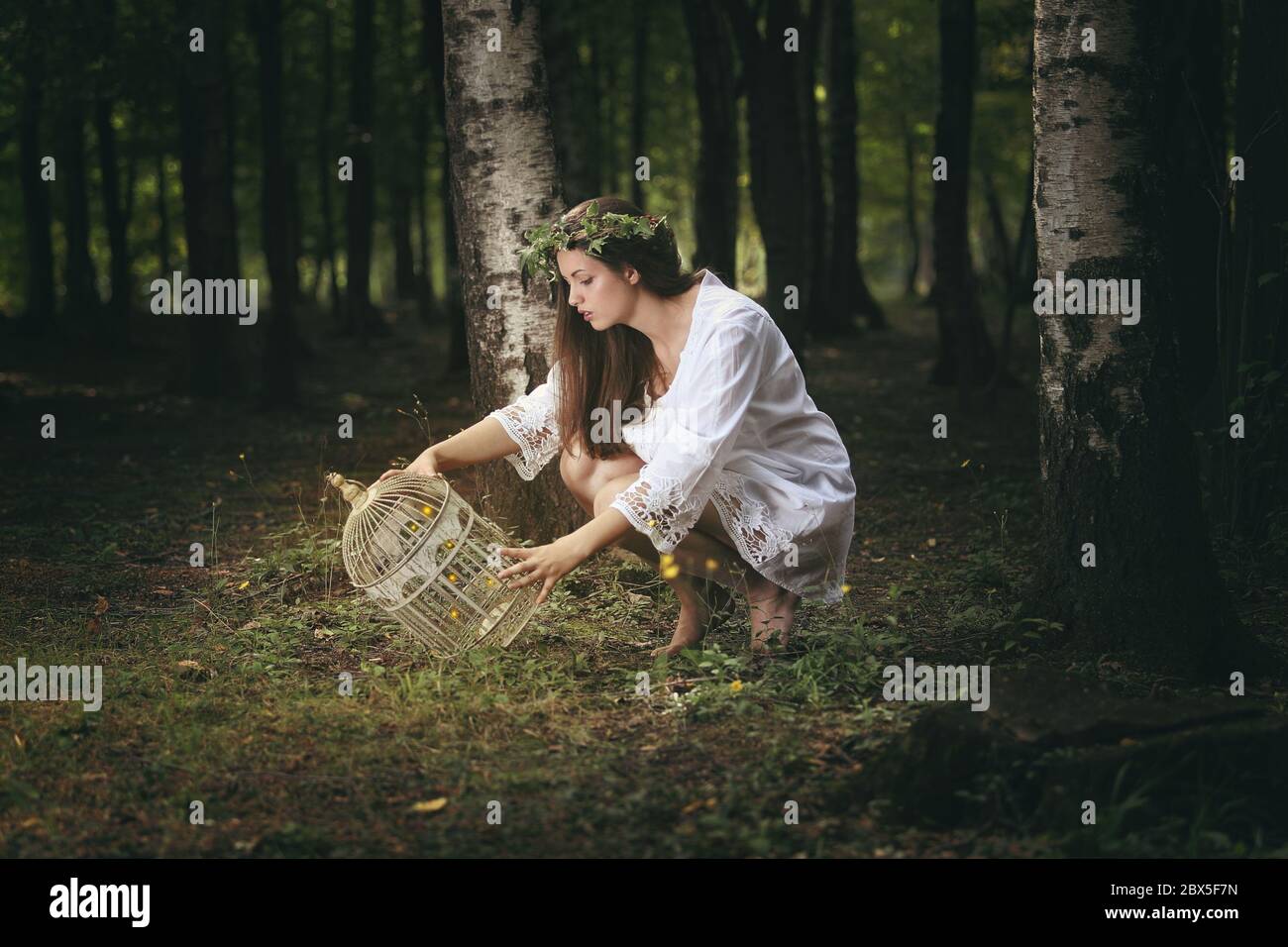 Schönes Mädchen starrt auf ihre Feen Falle. Fantasiekonzept Stockfoto