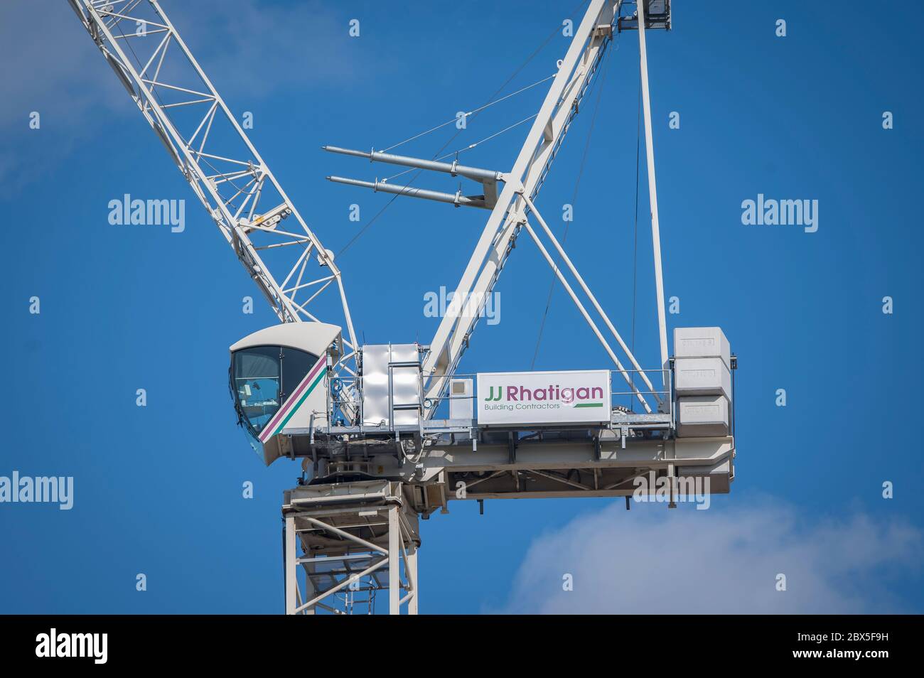 Großer Turmdrehkran auf einer Baustelle in England. Stockfoto