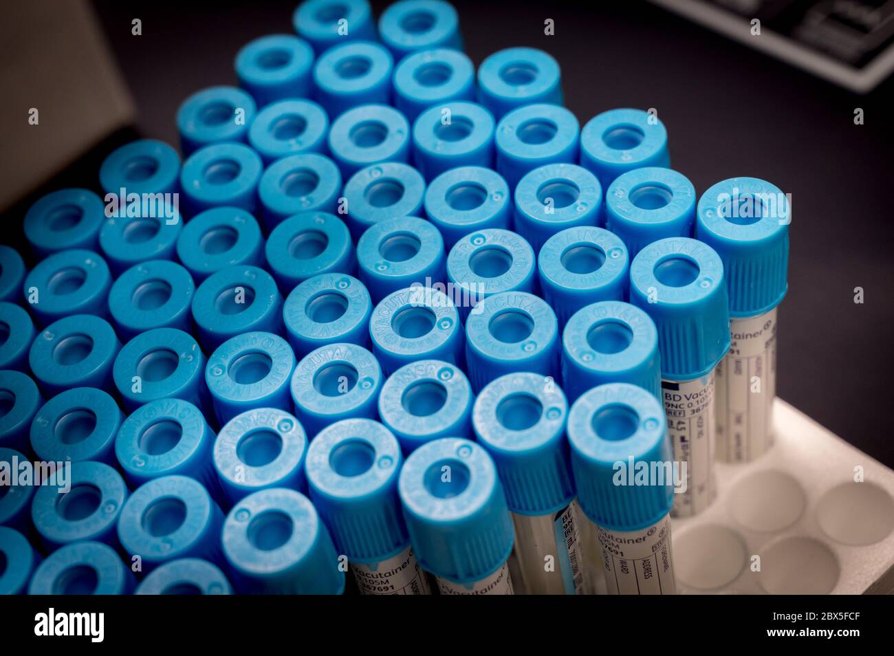 Probenbehälter in einem Krankenhaus in England. Stockfoto