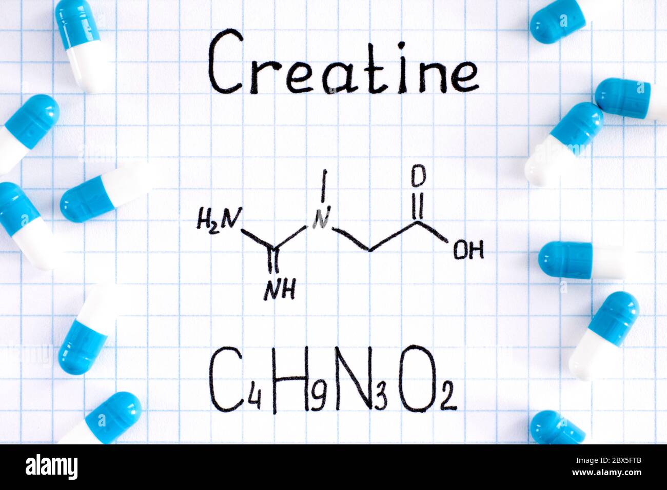 Chemische Formel von Kreatin mit einigen Pillen. Nahaufnahme. Stockfoto