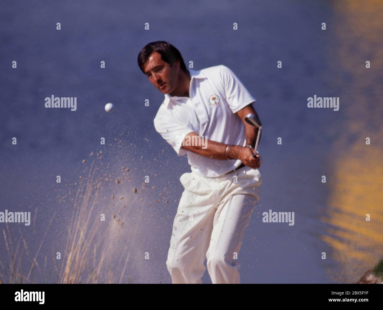 Golf - Ryder Cup 1989, The Belfry, England. Seve Ballesteros spritzt aus einem Bunker. Foto von Tony Henshaw Stockfoto