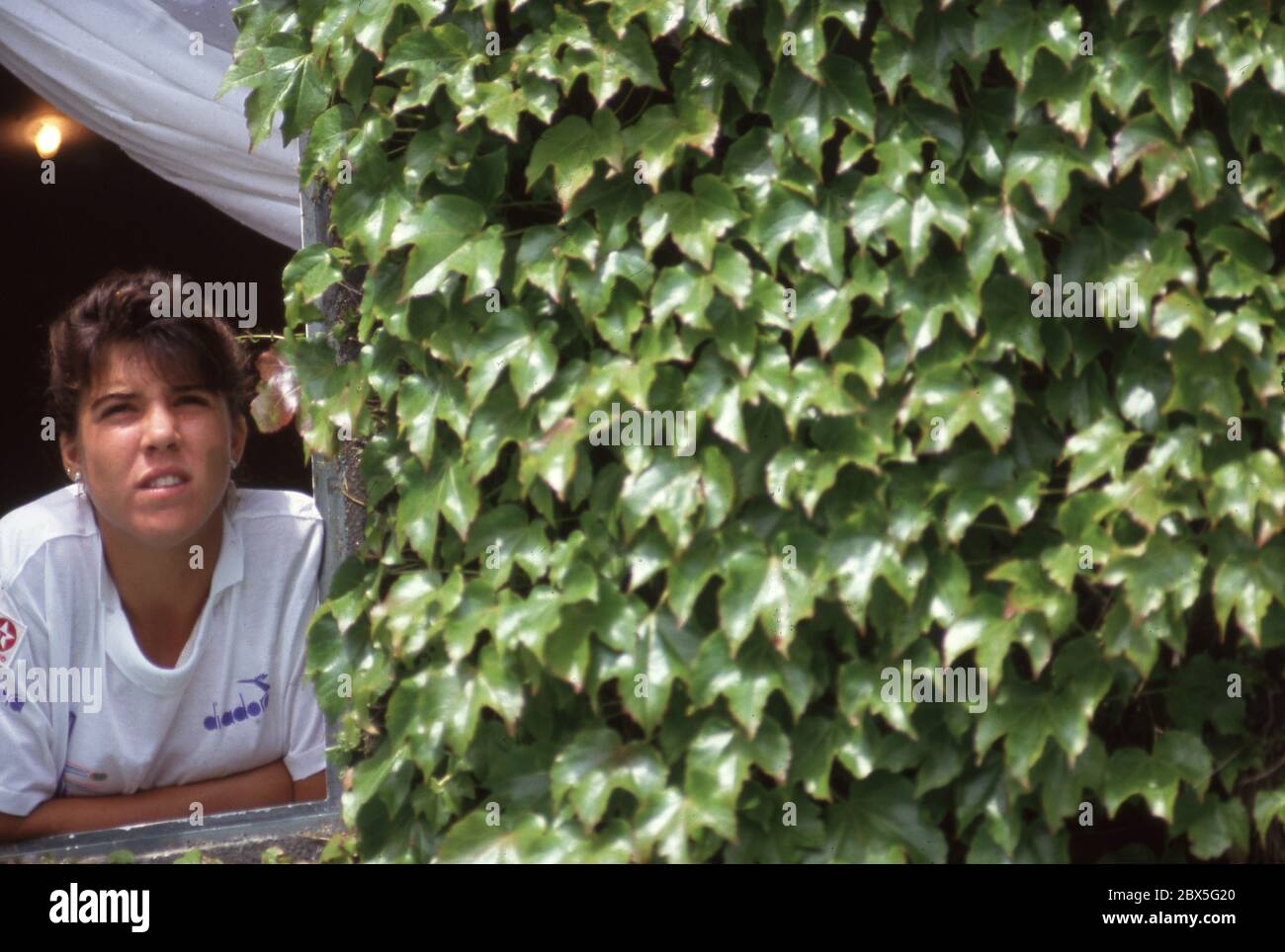 Wimbledon 1991 15 Jahre alte Jennifer Capriati blickt über Wimbledon's Außenplätze Foto von Tony Henshaw Stockfoto