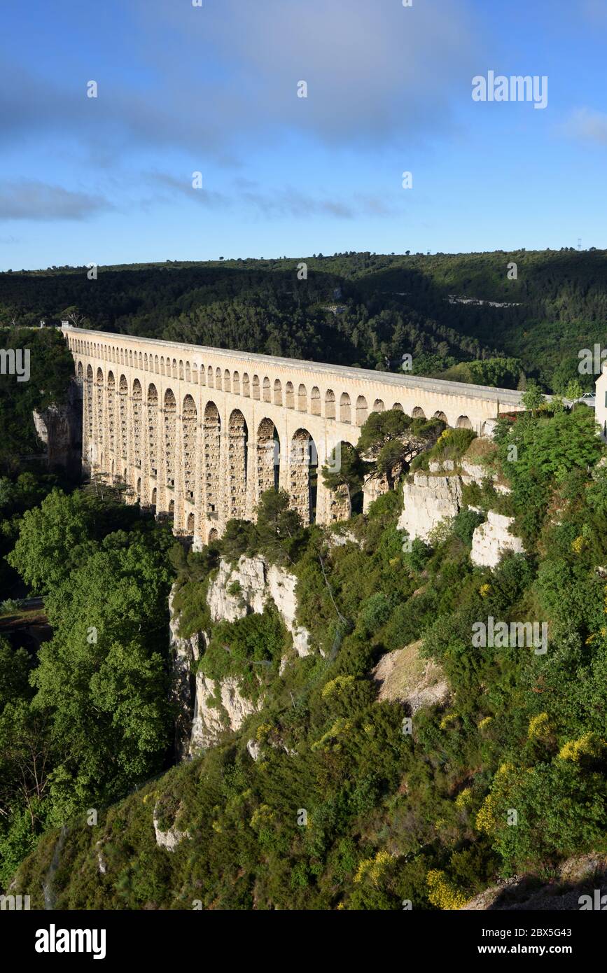 Blick auf Roquefavor Aquädukt (1841-1847), das Wasser des Canal de Marseille durch das Arc-Tal Ventabren Provence Frankreich führt Stockfoto