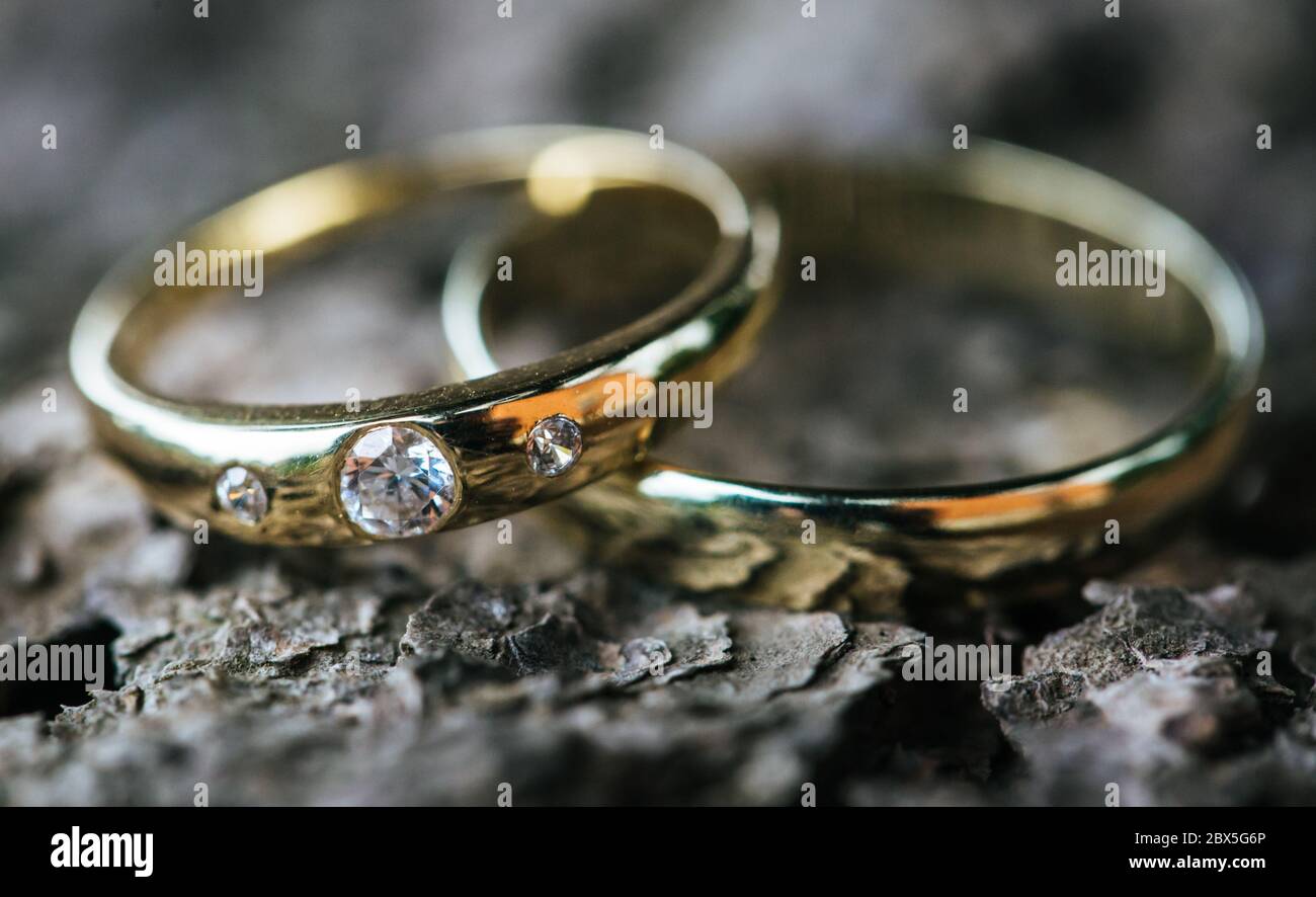 Gelbgold, Eheringe, Hochzeitskonzept, Makrokonzept Stockfoto