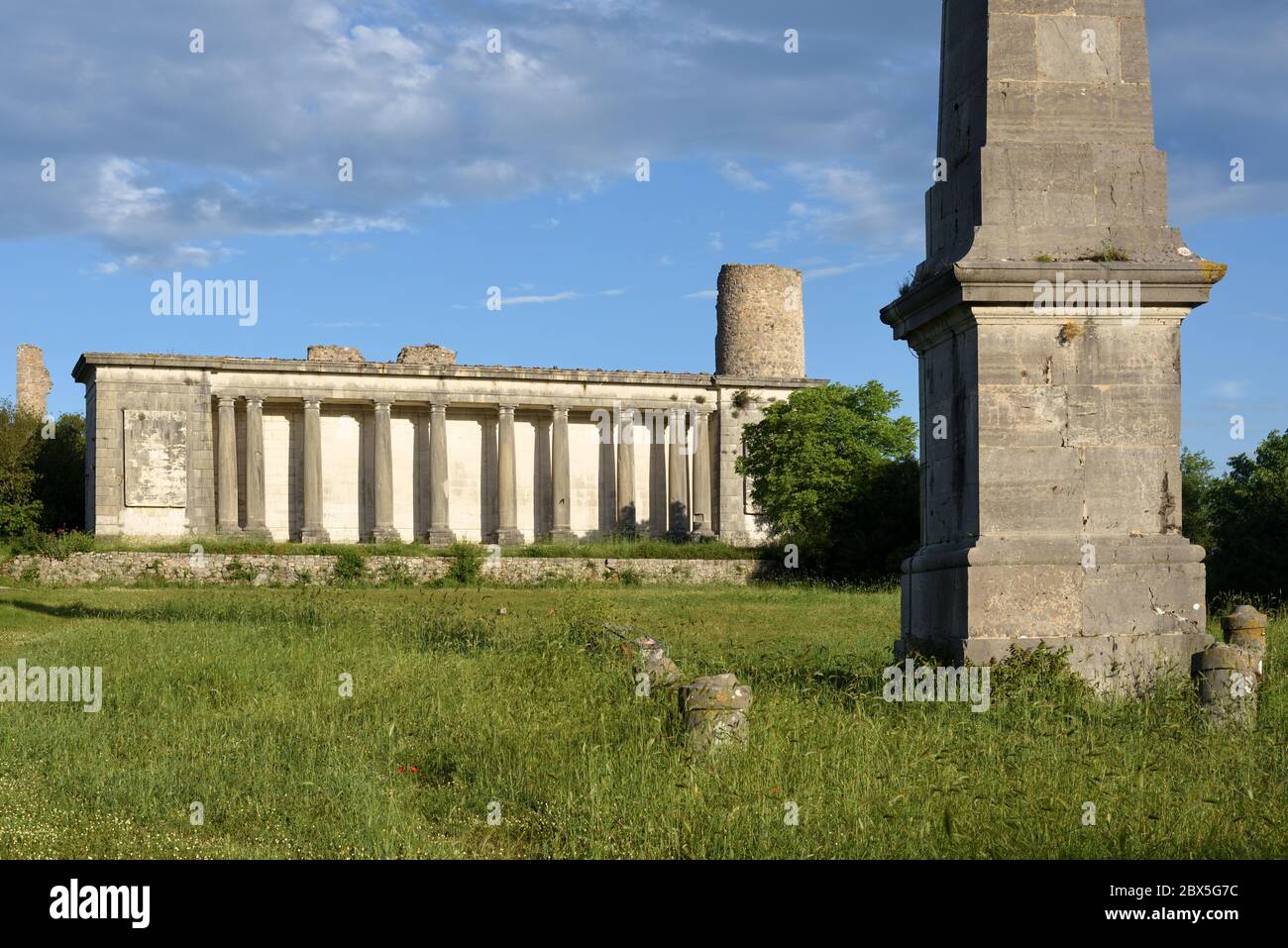 Obelisk & Klassische Ruinen des historischen Château de Vallelle Tourves Var Provence France Stockfoto