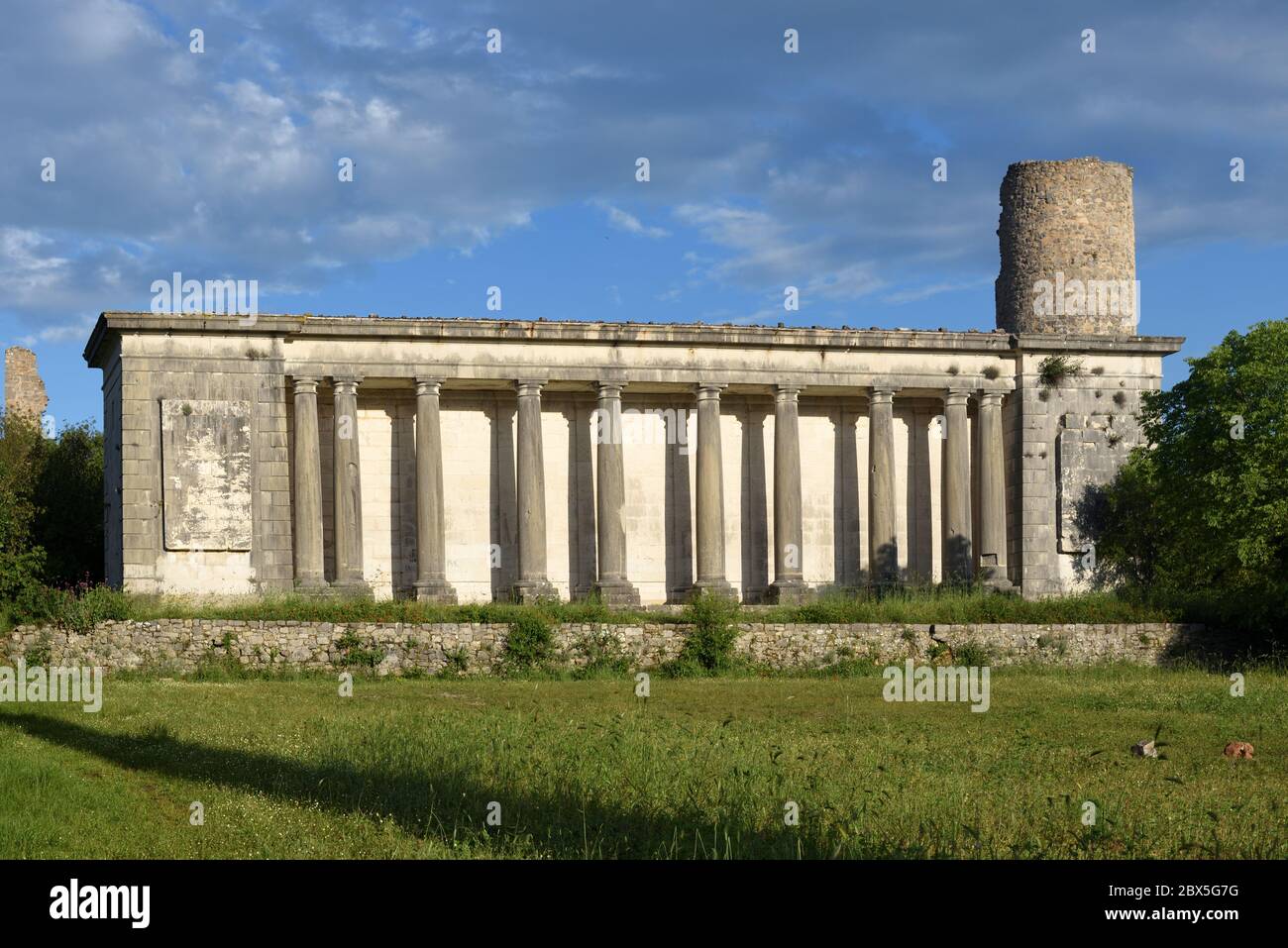 Neoklassische Fassade, Säulen oder Kolonnade der Ruine Château de Vallelle Tourves Var Provence France Stockfoto