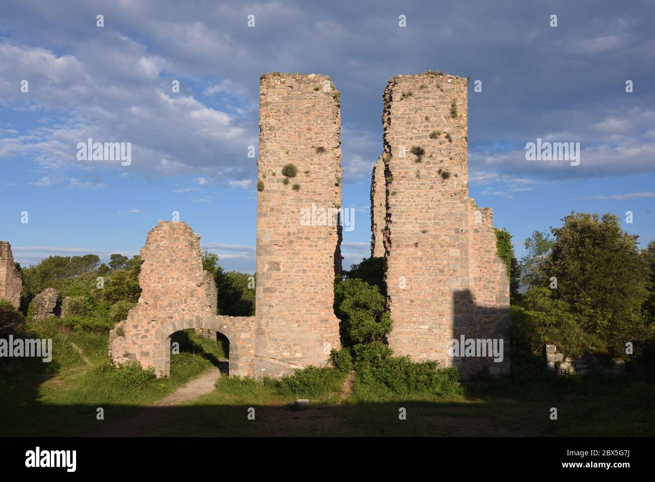 Zerstörte Backsteintürme des verlassenen Château de Vallelle Tourves Var Provence France Stockfoto