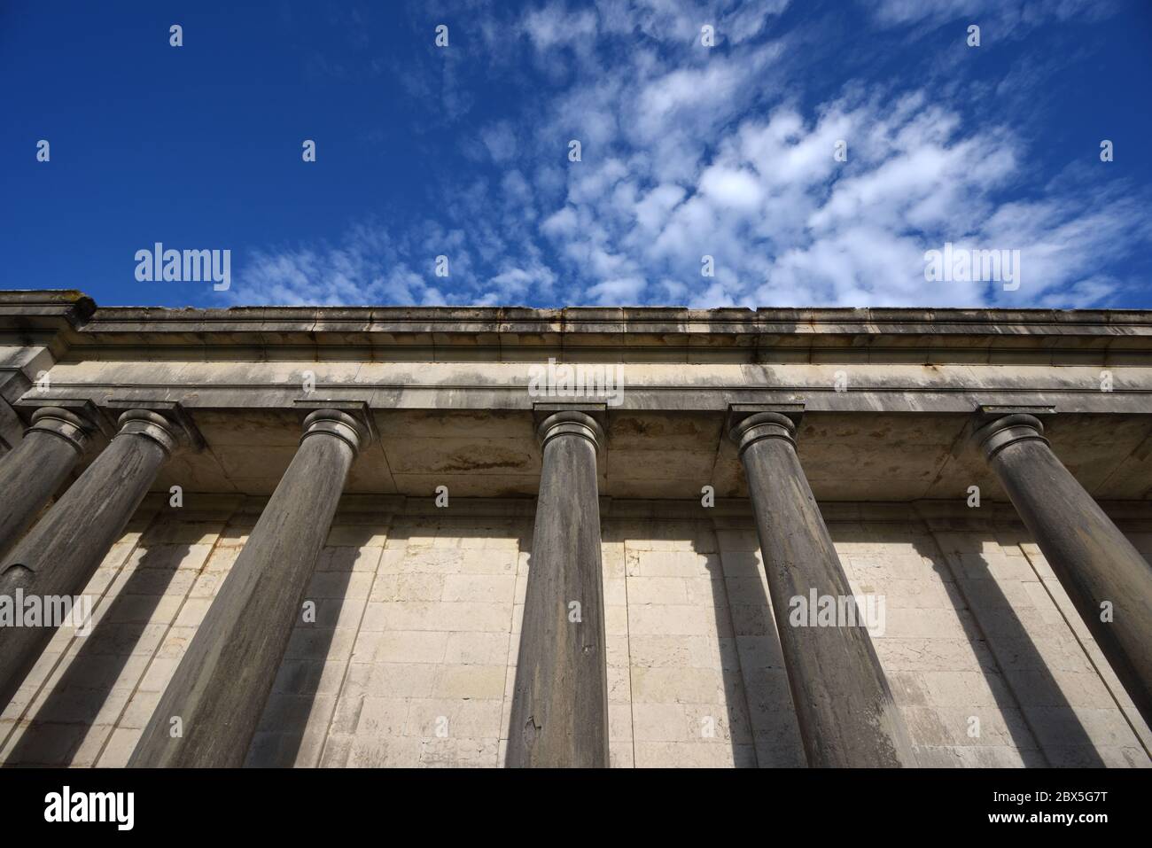 Konvergierende Vertikale der klassischen Säulen der neoklassischen Fassade der Ruine Château de Vallelle Tourves Var Provence France Stockfoto