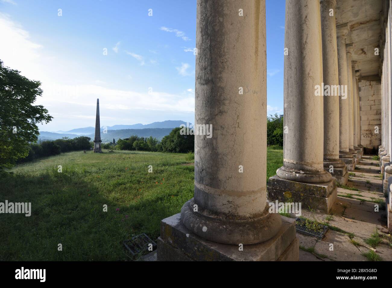 Blick über Park & Obelisk von der Säulenfassade des zerstörten Chateau de Vallelle Tourves Var Provence France Stockfoto
