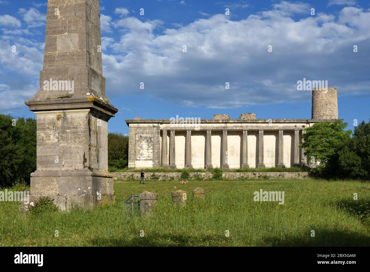 Ruinen, klassische Fassade & Obelisk von Château de Vallelle Tourves Var Provence France Stockfoto