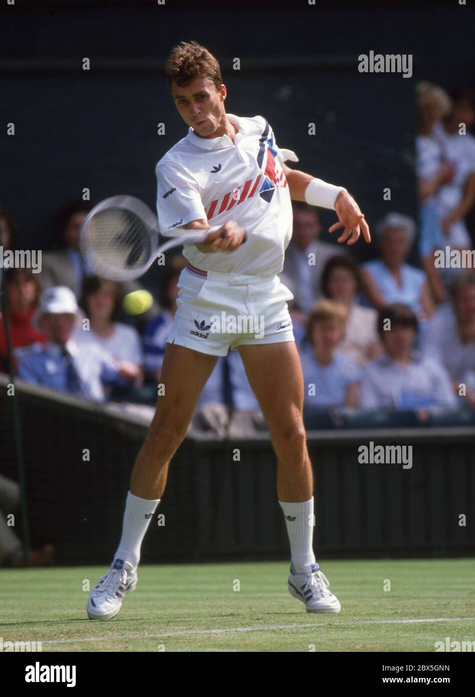 Wimbledon Tennis Championships 1986 Ivan Lendl mit einer Grundlinie Vorhand Foto von Tony Henshaw Stockfoto
