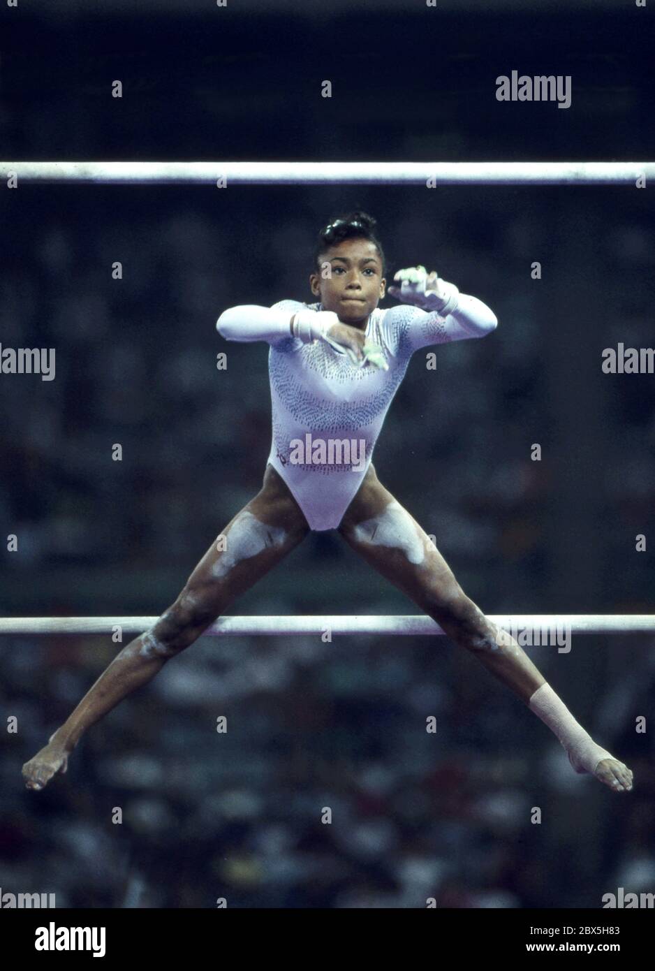 1992 Olympische Spiele in Barcelona Gymnastik - asymmetrische Bars Dominique Dawes USA Foto von Tony Henshaw Keine kommerzielle Nutzung. Nur redaktionell. Stockfoto