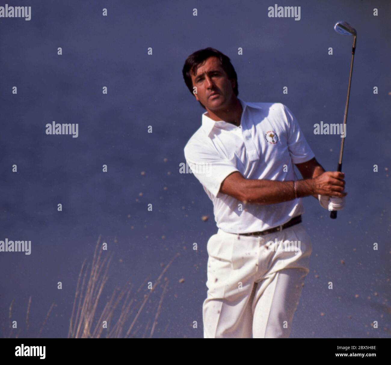 Golf - Ryder Cup 1989, The Belfry, England. Seve Ballesteros spritzt aus einem Bunker. Foto von Tony Henshaw Stockfoto