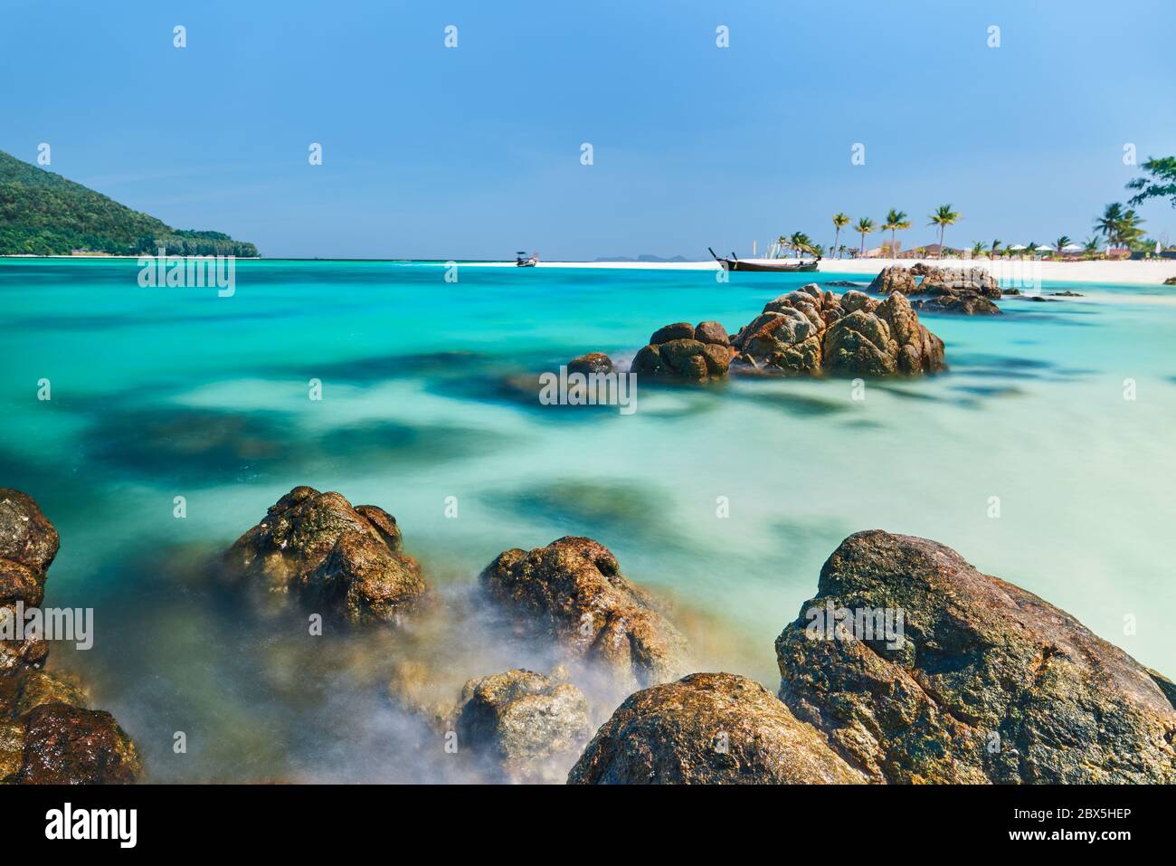 Das türkisfarbene Meer auf der tropischen Insel. Landschaft, Urlaub, Sommer Reisekonzept Stockfoto