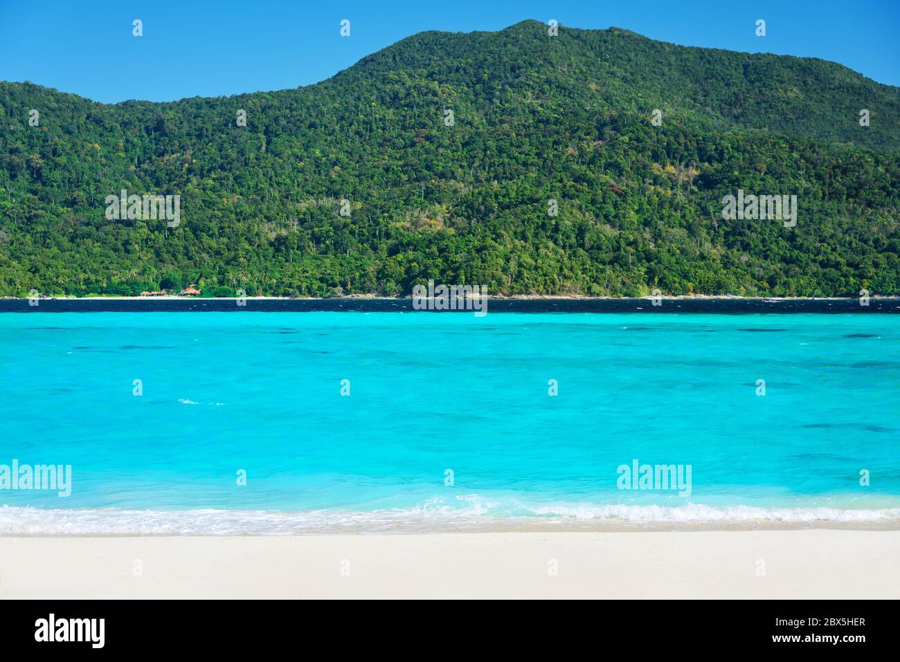 Tropischer Strand mit türkisfarbenem, klarem Meer und weißem Sand. Sommerurlaub, Reisen, Natur Hintergrund Konzept Stockfoto