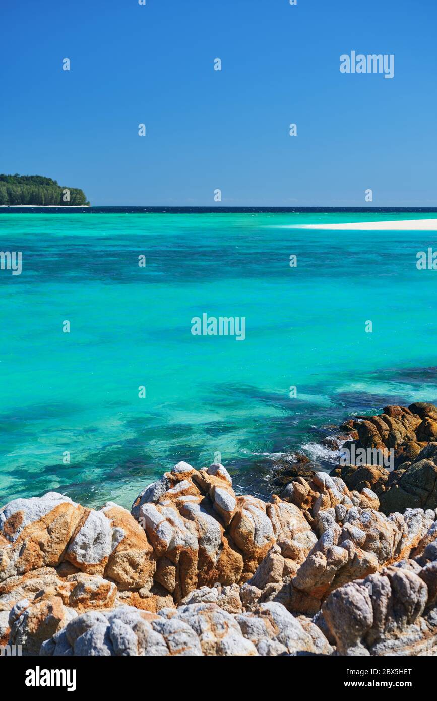 Türkisblaues Meer auf tropischer Insel. Sommerurlaub, Reisen, Natur Hintergrund Konzept Stockfoto
