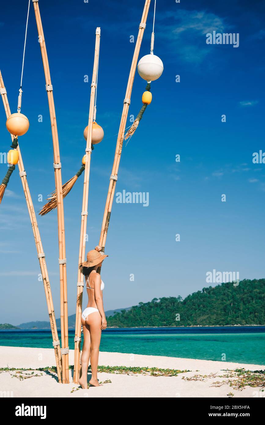 Junge Frau entspannen und genießen türkisblaues Meer am tropischen Strand in Paradies Insel. Reise, Urlaub, Rest Konzept Stockfoto