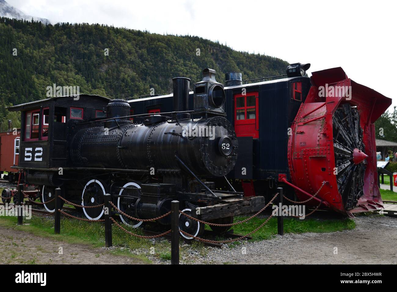 Alte Dampf-Lok und Schneefräse, Skagway, Alaska, USA. Stockfoto