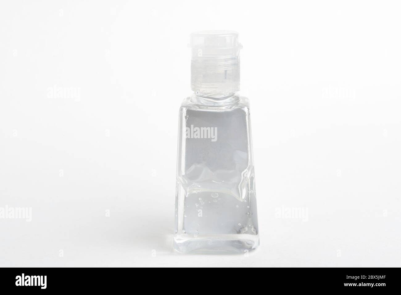 Ein Produktbild einer generischen transparenten Spenderflasche aus Kunststoff für Desinfektionsmittel in Taschengröße auf einem schlichten weißen Hintergrund. Stockfoto