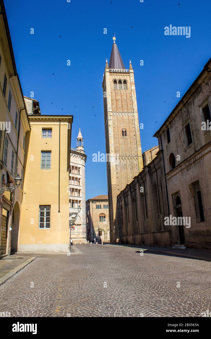 Parma, Italien - 8. Juli 2017: Blick auf eine Straße in der Nähe der Kathedrale von Parma und des Baptisteriums an einem sonnigen Tag Stockfoto