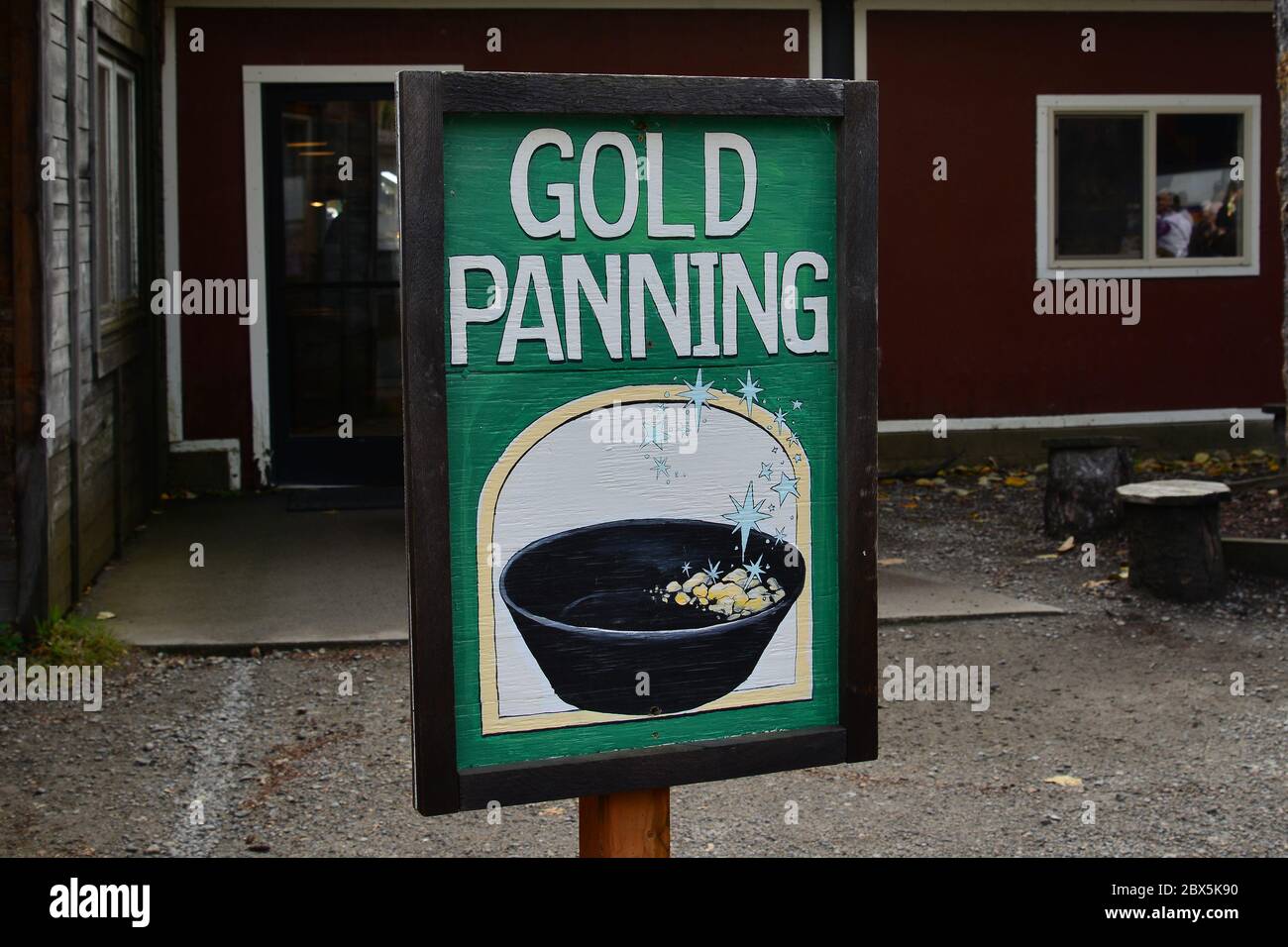 Eine Einladung zum Goldwaschen, nun, fühlen Sie sich glücklich? Eine Touristenattraktion rund um Goldwaschen in Alaska 360 am Stadtrand von Skagway Stockfoto