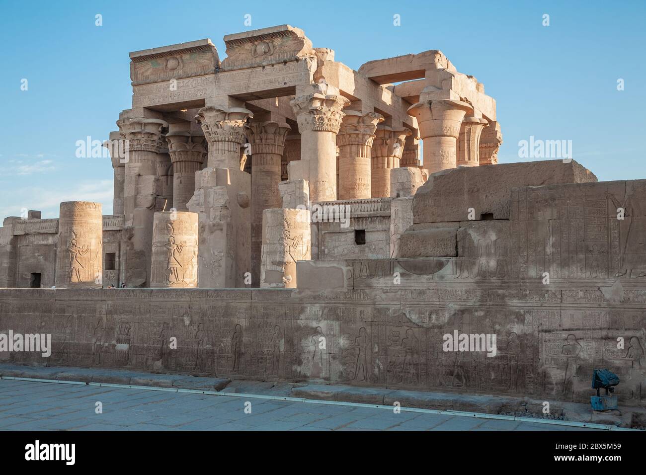 Der Tempel von Kom Ombo, Doppeltempel in der Stadt Kom Ombo, entlang des Nils, Assuan Governorate, Oberägypten Stockfoto