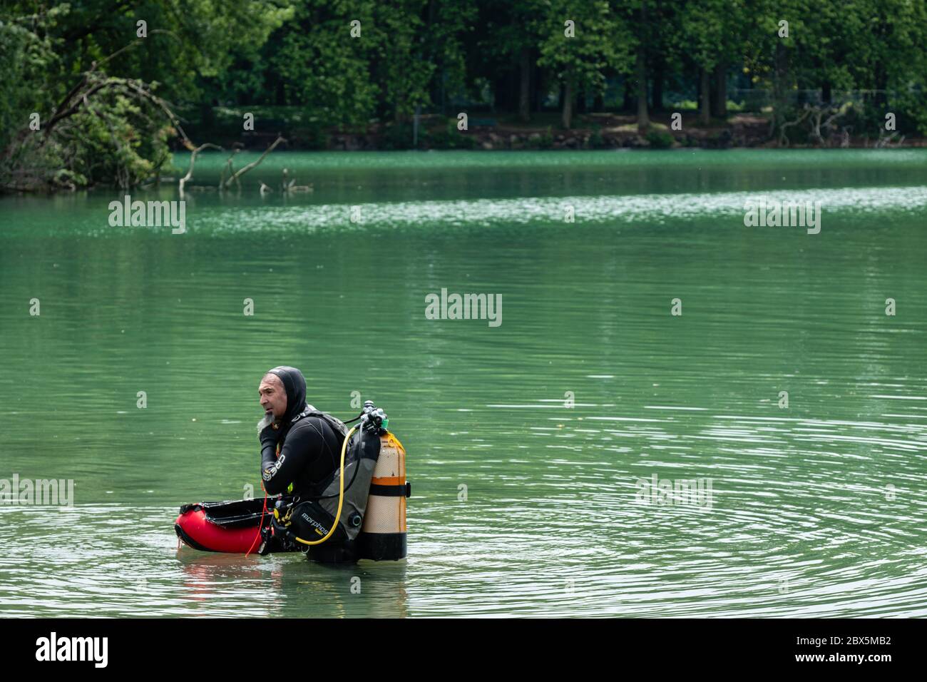 Am 04/06/2020, Lyon, Auvergne-Rhône, Frankreich. Der Taucher Joseph Ohanyan vom Odysseus 3.1 Verein macht sich auf den Sprung zu einem Tauchgang von etwa einer Stunde in der lak Stockfoto