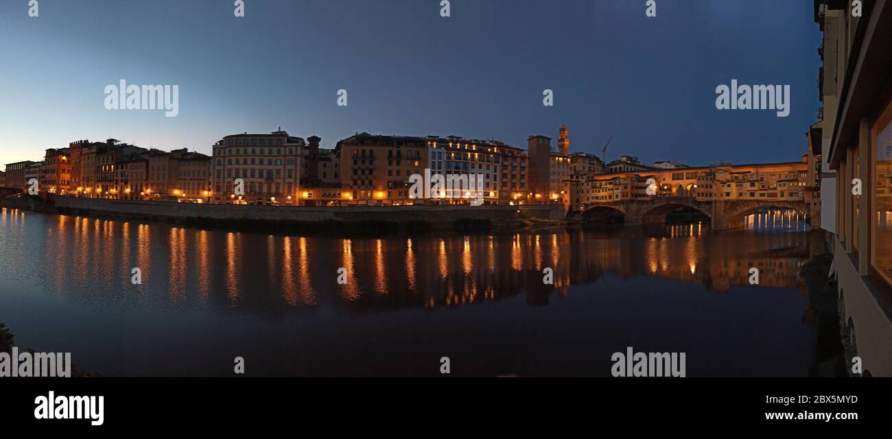 Italien, Toskana, Florenz, der Arno und die Ponte Vecchio. Stockfoto