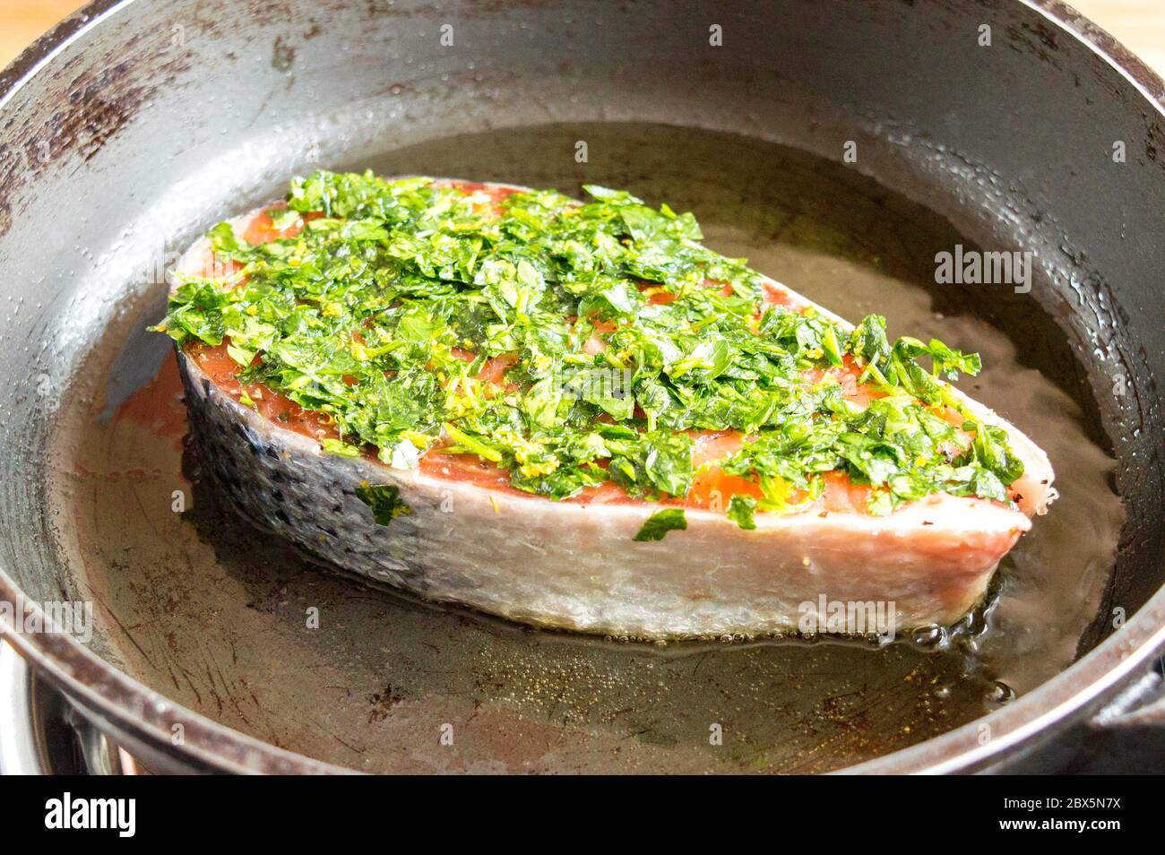 Eingelegter roter Fisch in einer Pfanne. Lachs in Öl anbraten. Stockfoto