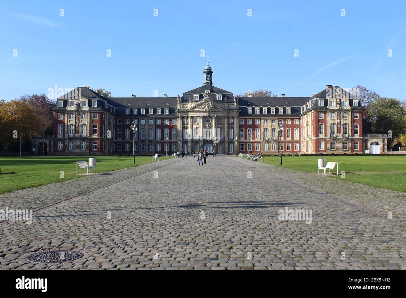 Fassade des Muenster Schlosses, Teil der Universität Münster, mit Menschen, die Fotos machen. Stockfoto