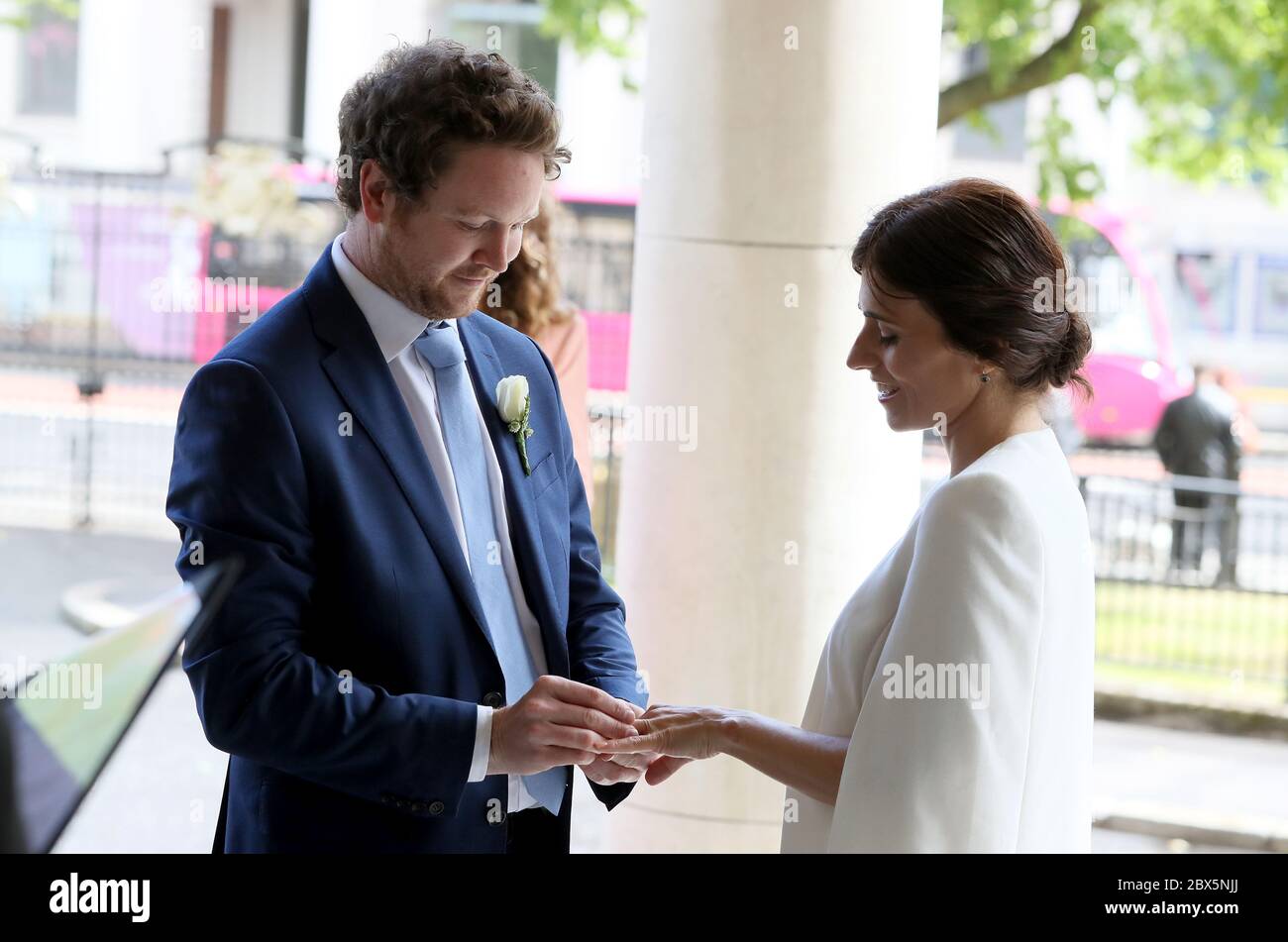 Michael McCaw aus Belfast und Lucrecia Landeta Garcia aus Argentinien während ihrer Hochzeitszeremonie im Rathaus in Belfast, da derzeit außerhalb von Hochzeiten mit bis zu sechs Personen gestattet ist, von Montag auf Zeremonien im Freien zu wechseln, wobei nicht mehr als 10 Personen anwesend sind. Stockfoto