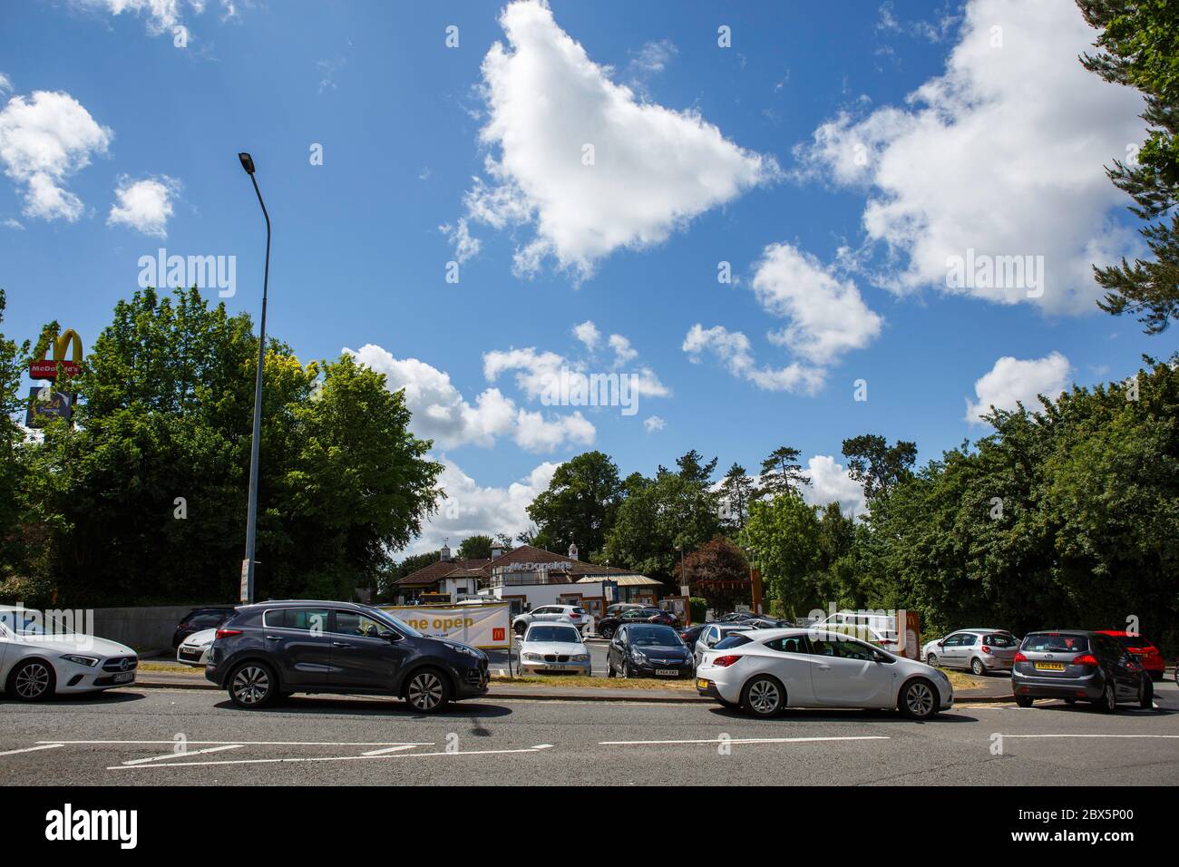 Carmarthen, Großbritannien. Juni 2020. Autos stehen bei McDonald's in Carmarthen für den Drive-Through-Service Schlange. Kredit: Gruffydd L. Thomas/Alamy Live News Stockfoto
