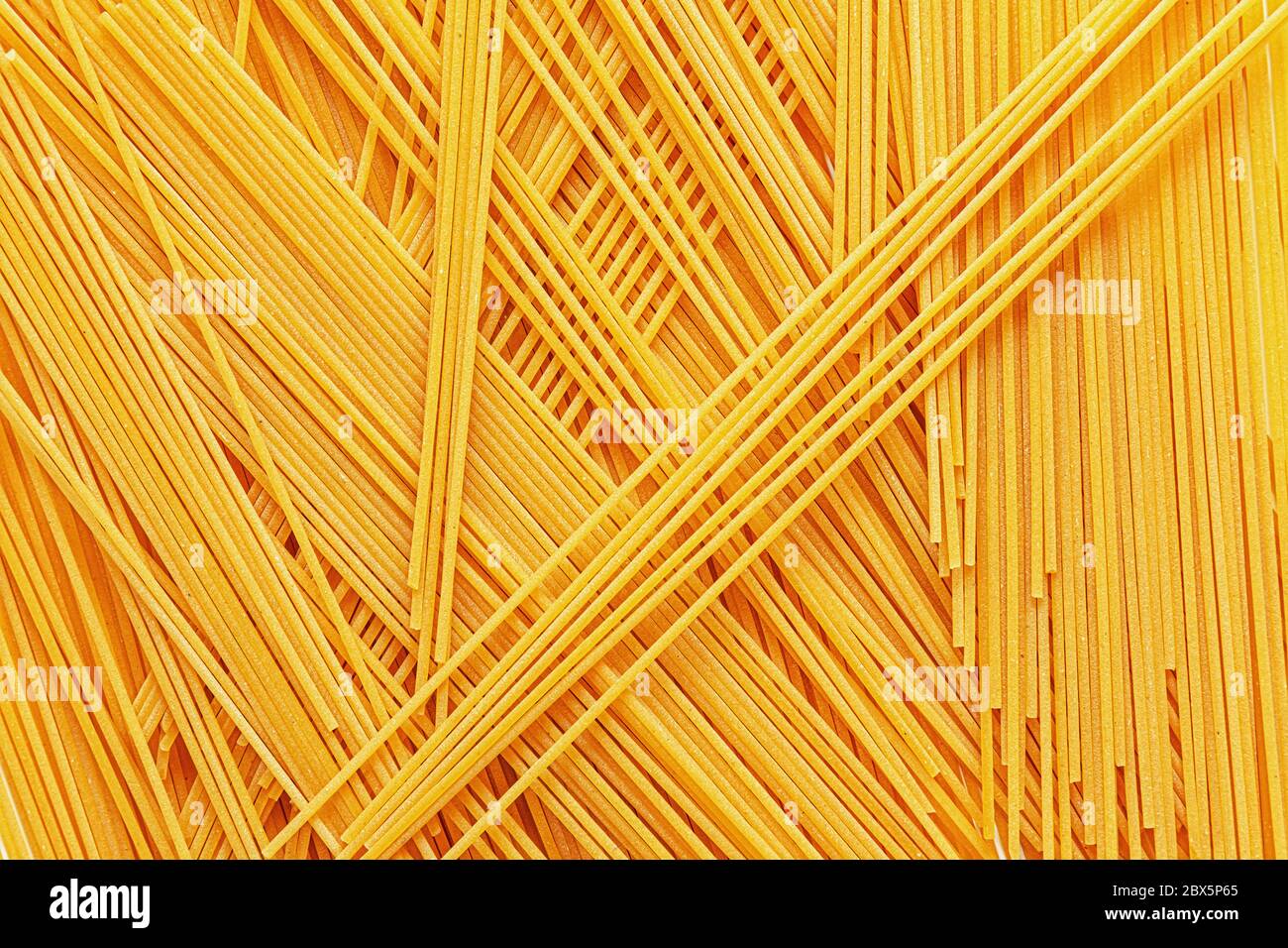 Rohe Spaghetti Nudeln, flach gelegt Stockfoto